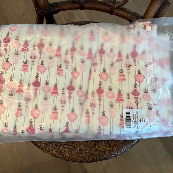 Kate Quinn Pink Vintage Ornaments Circle Quilt - Picture 3 of 3